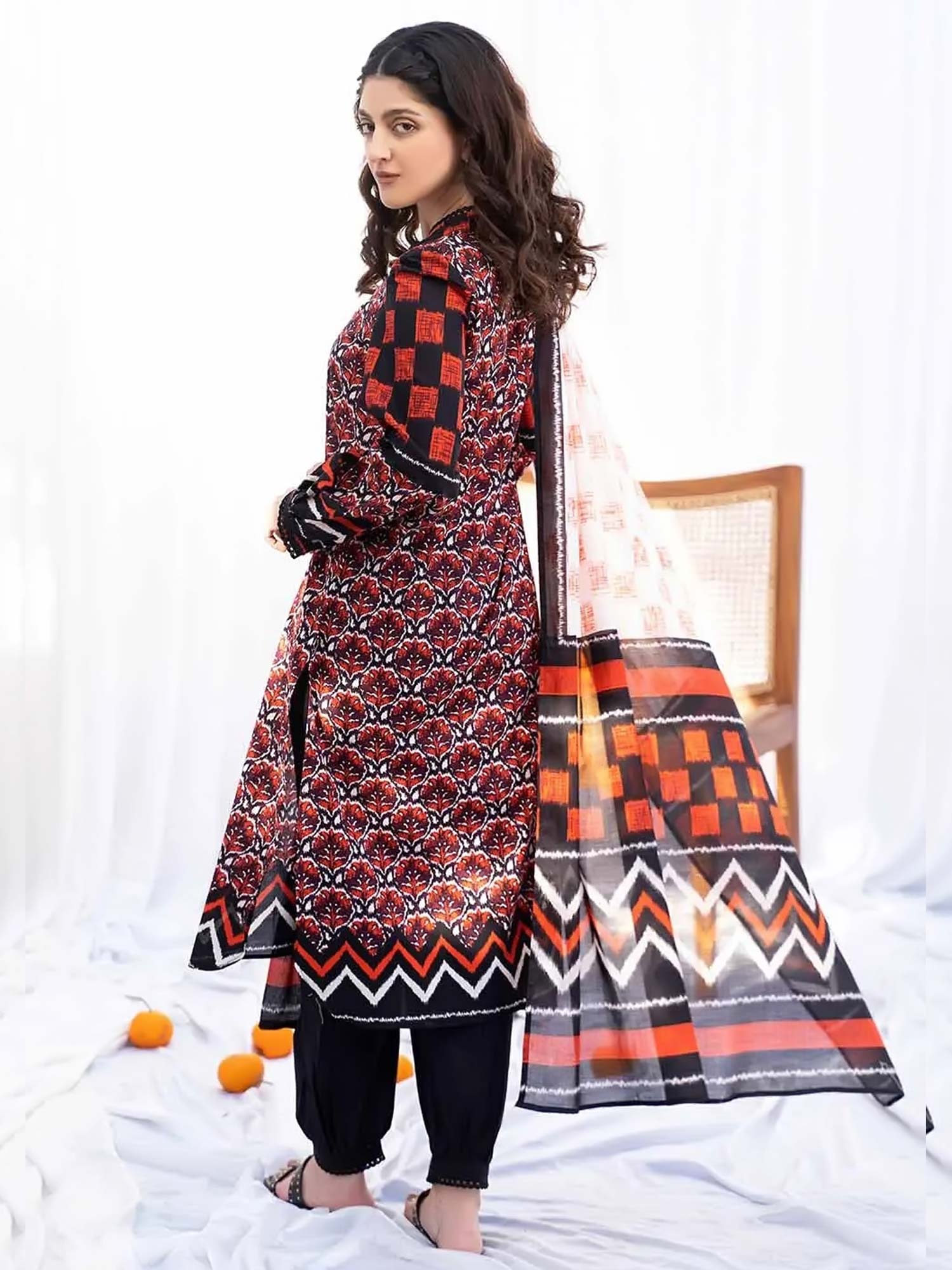 Gul Ahmed Lawn "Summer Solstice" Unstitched Black 3-Piece (CL-32429-B)