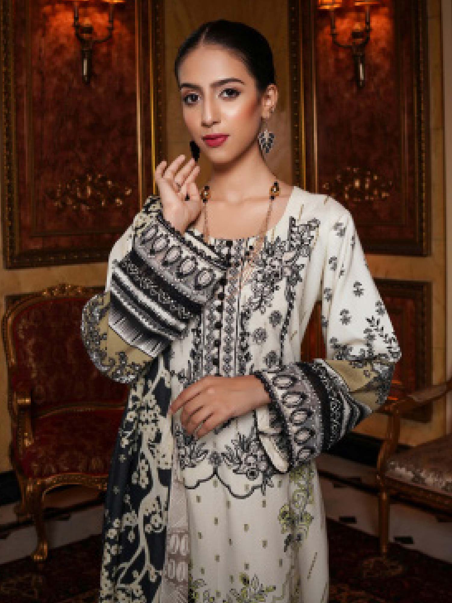 Munira Embroidered Winter Dhanak Suit (MSL-05) - Off-White