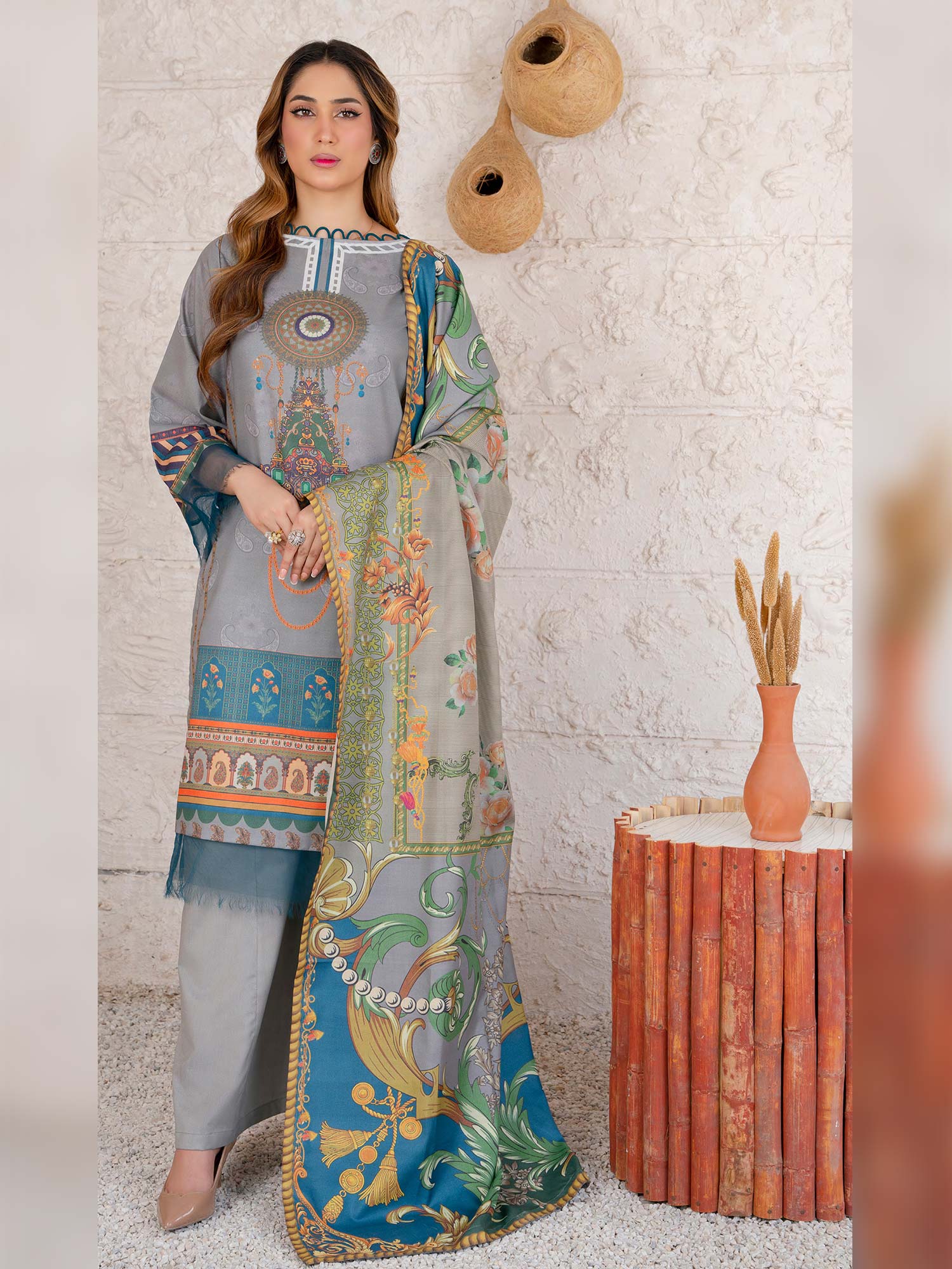 Raniya.H "Anaya" Kashmiri Dhanak Suit with Winter Shawl - Aaleen