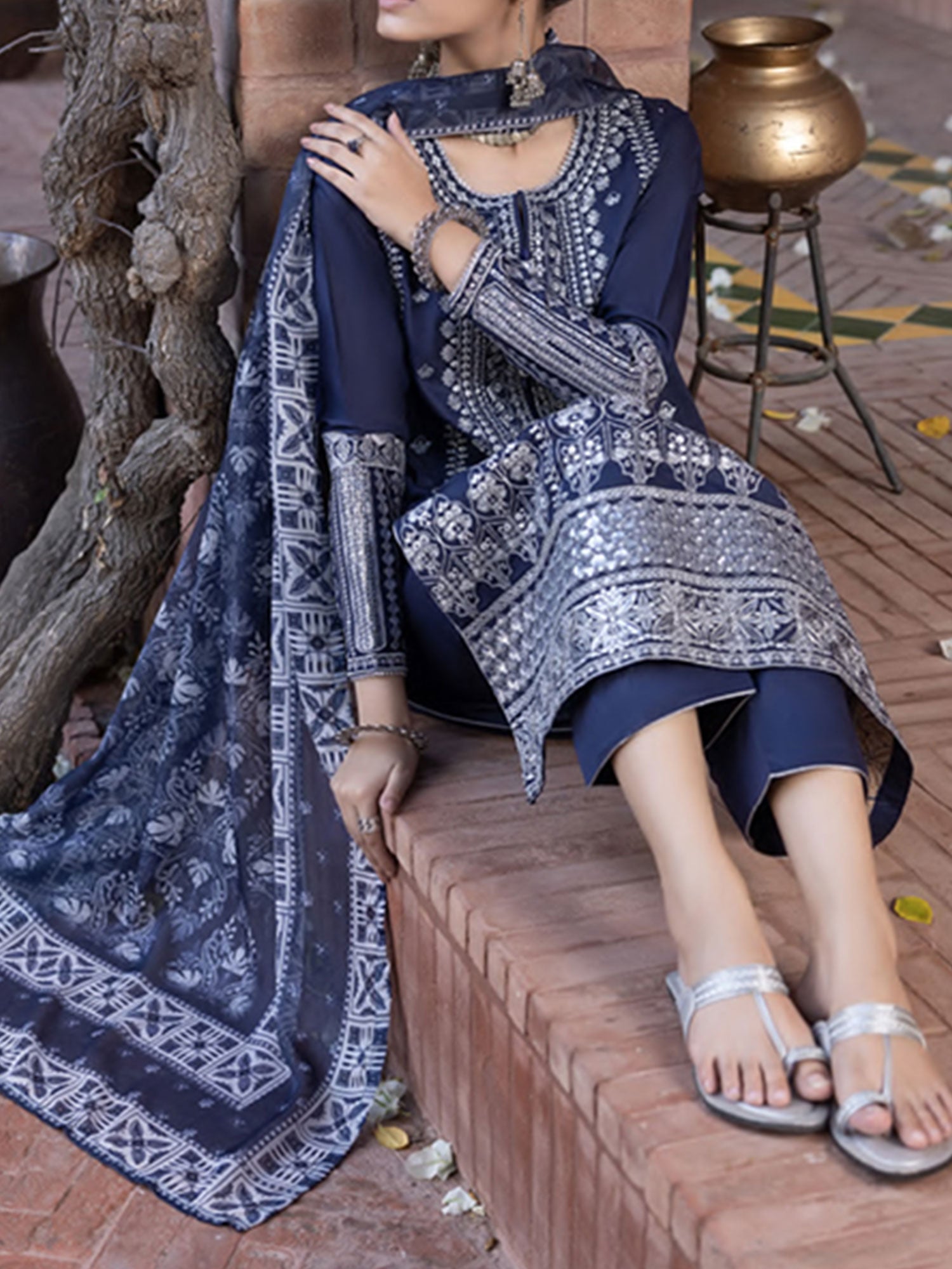 Casual Lite "Wabasta" Embroidered Winter Linen Suit - Navy